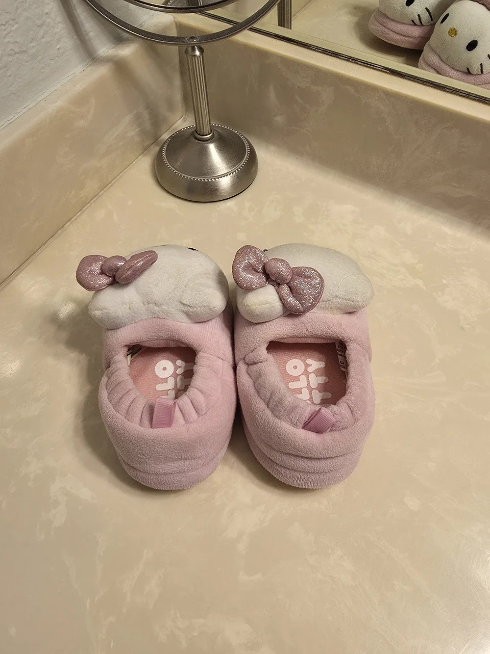 Hello Kitty Pink Plush Slippers with Glitter Bows Size 5/6 (Small)